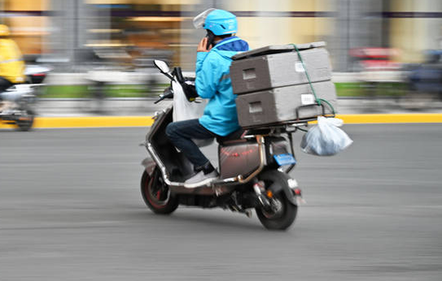 Shipper ôm 220 triệu đồng tiền mặt lao vào đồn công an kêu cứu: “Số tiền này không ổn!”