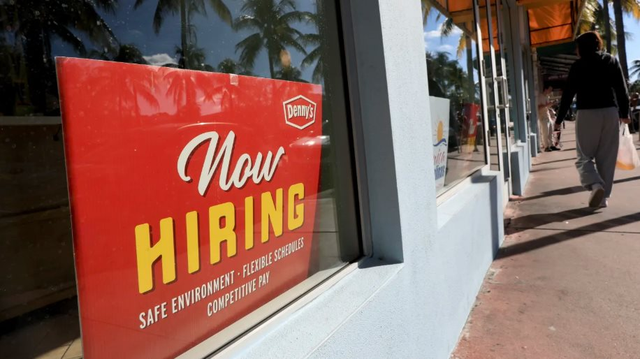 Thị trường lao động Mỹ xuất hiện dấu hiệu báo động, dự đoán khả năng Fed cắt giảm lãi suất tăng gấp đôi lên 84%