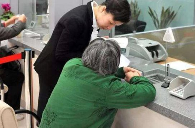 Người phụ nữ tới ngân hàng Agribank rút 1 tỷ đồng nhưng rất lo sợ, nhân viên ngân hàng lập tức báo công an