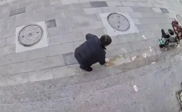 Gần 200 triệu bị gió thổi bay, cảnh tượng chỉ sau 1 phút khiến chủ sở hữu bật khóc- Ảnh 1. Gần 200 triệu bị gió thổi bay, cảnh tượng chỉ sau 1 phút khiến chủ sở hữu bật khóc- Ảnh 1.