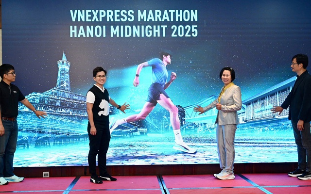 Giải chạy đêm VnExpress tại Hà Nội thu hút gần 10.000 vận động viên