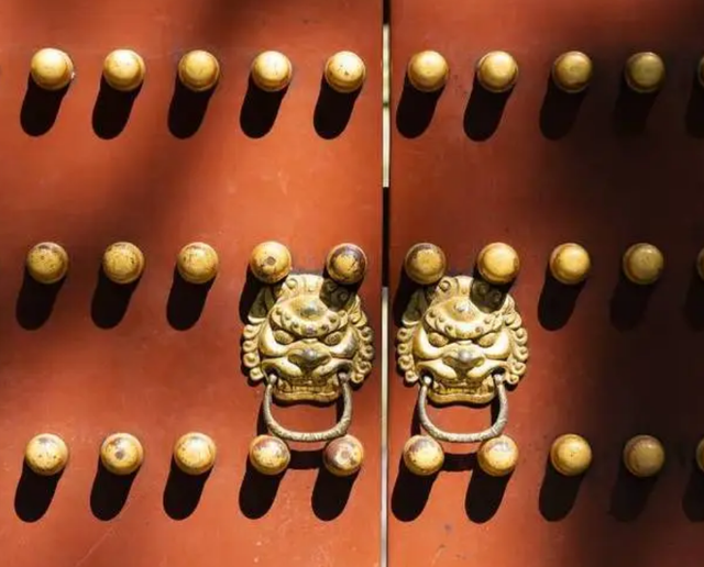 Vì sao cổng chính của Tử Cấm Thành có đúng 81 chiếc đinh mạ vàng?