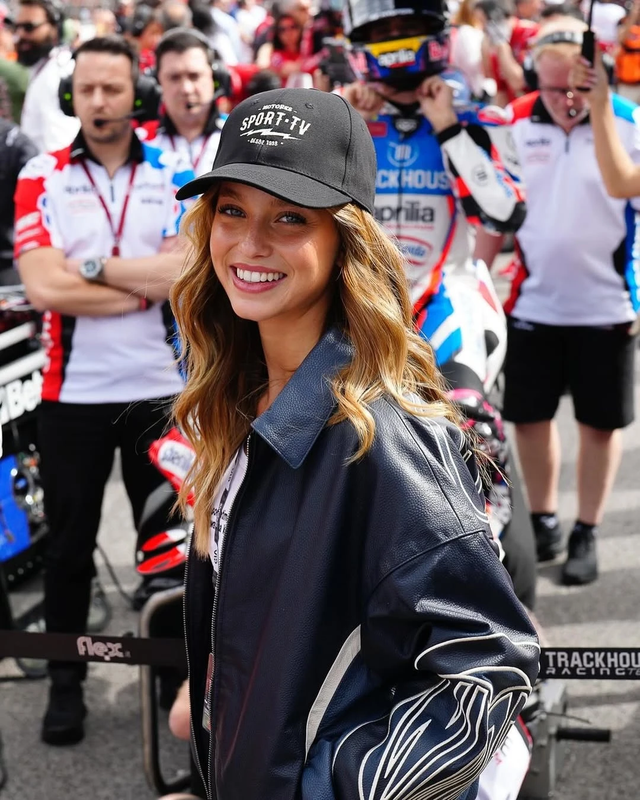 Nhan sắc cô gái 2002 khiến 2,2 triệu người say mê- Ảnh 1.