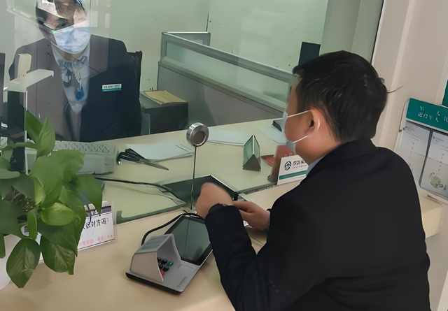 Người đàn ông nhận được 18,6 tỷ đồng đền bù đất liền mang hết đi gửi tiết kiệm, 1 năm sau đến hạn ngân hàng tuyên bố: “Ông không được rút đồng nào”