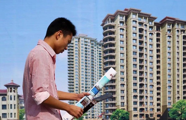 Vừa ký hợp đồng bán nhà 7,4 tỷ đồng thì giá đất tăng, chủ đòi người mua trả thêm 184 triệu mới sang tên, tòa phán: “Phải bồi thường cho đối phương 744 triệu đồng’’