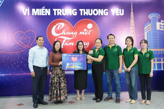 "Trưởng chuồng" mèo Mika nổi tiếng ở Thảo Cầm Viên cầm 80 triệu đi từ thiện: Sĩ nhất cái sở thú!- Ảnh 1. "Trưởng chuồng" mèo Mika nổi tiếng ở Thảo Cầm Viên cầm 80 triệu đi từ thiện: Sĩ nhất cái sở thú!- Ảnh 1.