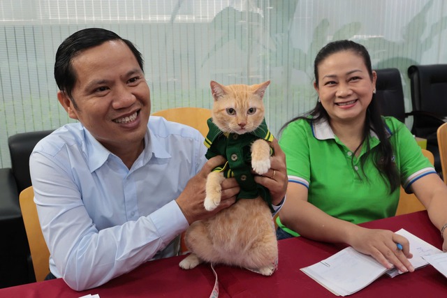 "Trưởng chuồng" mèo Mika nổi tiếng ở Thảo Cầm Viên cầm 80 triệu đi từ thiện: Sĩ nhất cái sở thú!- Ảnh 2. "Trưởng chuồng" mèo Mika nổi tiếng ở Thảo Cầm Viên cầm 80 triệu đi từ thiện: Sĩ nhất cái sở thú!- Ảnh 2.