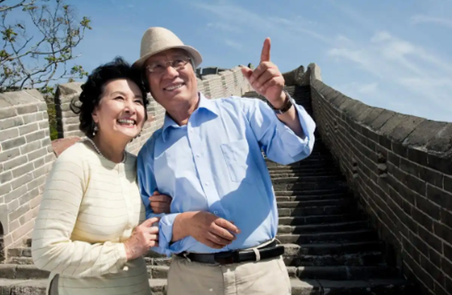 Lương hưu 30 triệu đồng, bà lão U60 ăn chơi hưởng thụ suốt 10 năm, gặp lại bạn cũ mới hối hận: "Tôi tính sai rồi"