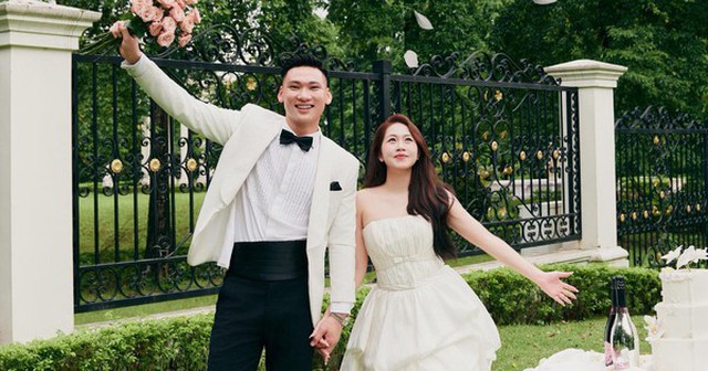 Thủ môn U23 Việt Nam cưới nữ tiếp viên hàng không