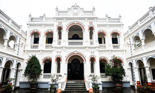 Dinh thự Vua Mèo khoác áo mới sau trùng tu, lộng lẫy giữa cao nguyên trắng