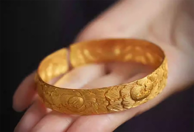 Ăn trộm vòng vàng của bạn gái để mua quà kỷ niệm 1 năm yêu nhau