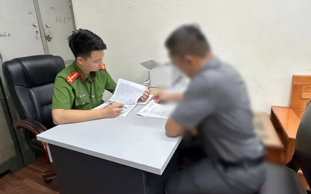 Một đối tượng bị khởi tố làm việc với cơ quan cảnh sát điều tra. (Ảnh: CAND)