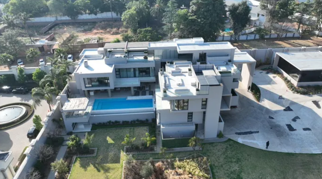 Đột kích dinh thự đồ sộ của 1 doanh nhân, tịch thu khối tài sản hơn 1.240 tỷ đồng gồm tiền mặt và loạt siêu xe