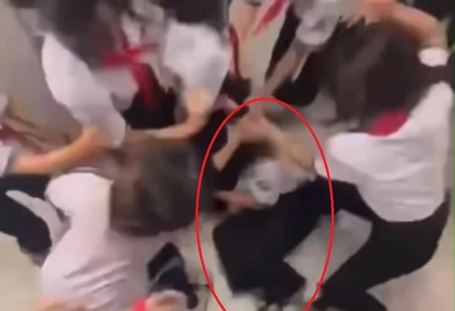 Xôn xao clip nữ sinh bị nhóm bạn vây đánh trong nhà vệ sinh trường học ở TPHCM