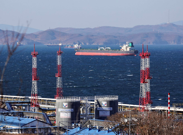 Nga bị 3 khách hàng lớn nhất 'quay lưng', doanh số bán dầu giảm kỷ lục, gần 400 triệu thùng lênh đênh trên biển chưa có ai mua