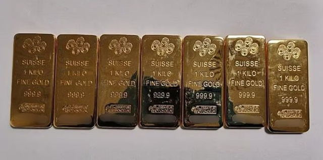 Phát hiện 7 thỏi vàng trị giá 24 tỷ đồng trong xe ô tô, cảnh sát đột kích thêm nhà riêng, tịch thu 68 tỷ đồng vàng, tiền mặt, trang sức không rõ nguồn gốc