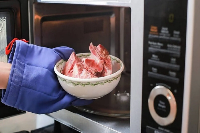 Rã đông thịt đừng dùng lò vi sóng mà thử 1 mẹo cực nhanh, chưa đến 5 phút thịt tươi ngon còn không bị ám mùi tanh