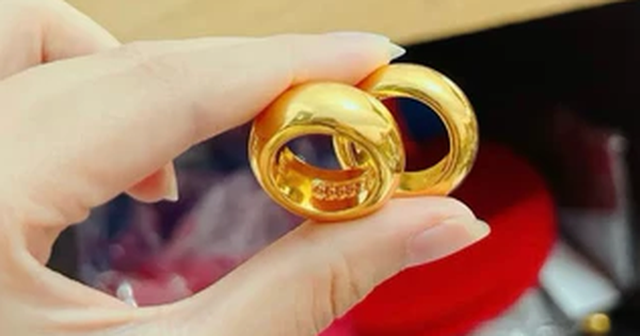 Đôi nam nữ bán 2 cây vàng giá 282 triệu đồng, vừa đi khỏi thì người mua báo công an