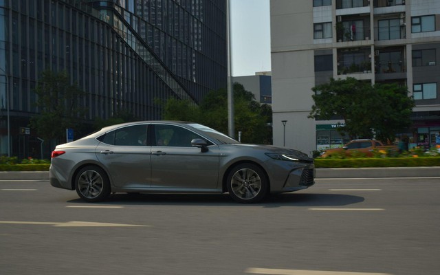 Ưu đãi 100% thuế trước bạ, Camry khuấy đảo sân chơi sedan tháng 11