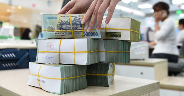 Tiền gửi khách hàng sụt giảm tại nhiều ngân hàng