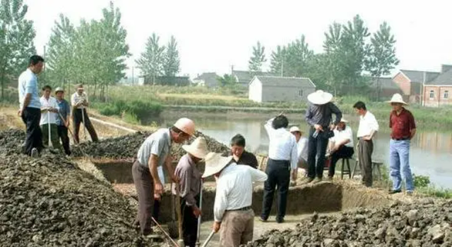 Phát hiện hơn 20 thỏi vàng dưới ao cá, giá trị ước tính hơn 369 tỷ đồng