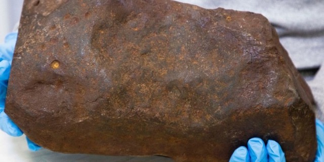 Tưởng nhặt được khối vàng 17 kg trị giá 60 tỷ đồng trong công viên, người đàn ông ‘ngã ngửa’ khi biết giá trị thật của kho báu trong tay