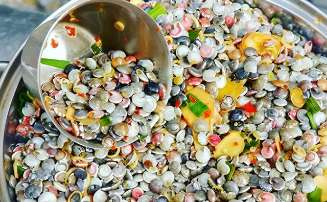 Nhìn sặc sỡ như "đồ hàng" nhưng đây lại là món ngon đặc biệt, nhiều người săn lùng: Vị bùi béo đặc trưng, giá thành cực rẻ