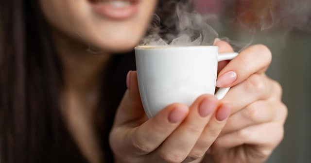 Cặp vợ chồng sống lành mạnh nhưng cùng nhận tin mắc ung thư, bác sĩ thở dài: “Sao uống loại nước này nhiều vậy?”