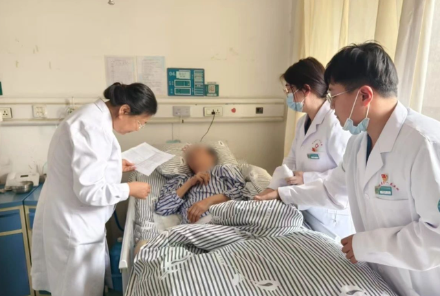 Người phụ nữ 67 tuổi tử vong sau khi ngâm chân vào buổi tối, bác sĩ chỉ ra: “Tuổi càng cao càng phải chú ý điều này!”