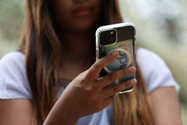 Quốc gia đầu tiên trên thế giới chính thức cấm thanh thiếu niên dùng mạng xã hội