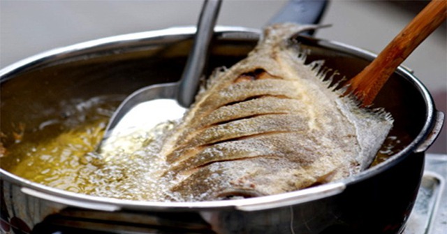 Đây là kẻ thù của dầu mỡ: Cho vào khi rán cá, cá giòn thơm, không dính chảo, không bắn dầu