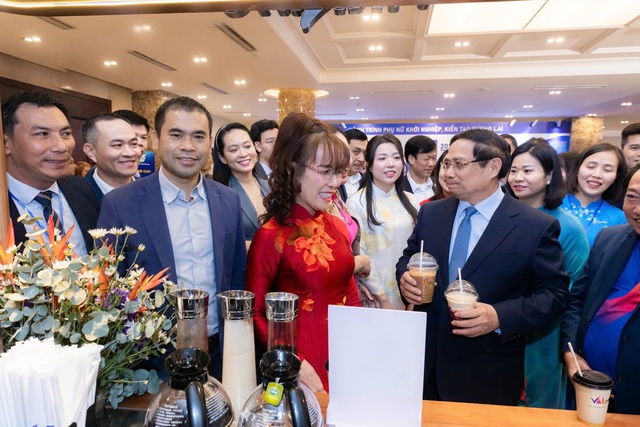 Khoảnh khắc Thủ tướng ghé thăm VikKafe - Câu chuyện truyền cảm hứng về những người phụ nữ ngân hàng số - Ảnh 2.
