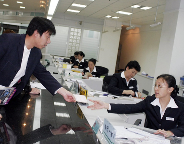 Cho bạn chiến hữu vay 70 triệu đồng, rồi mất liên lạc, 10 năm sau đi huỷ thẻ thì được thông báo: tài khoản có hơn 140 triệu đồng