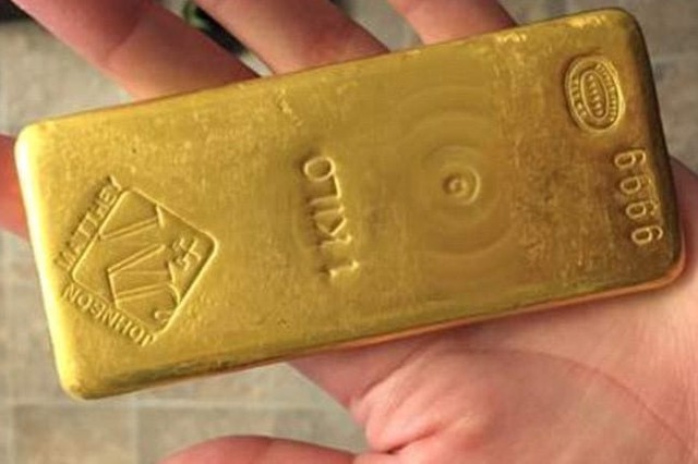 Phát hiện thỏi vàng 1 kg trị giá hơn 4 tỷ đồng dưới bồn tắm, người đàn ông suýt vứt cả ‘kho báu’ vào sọt rác