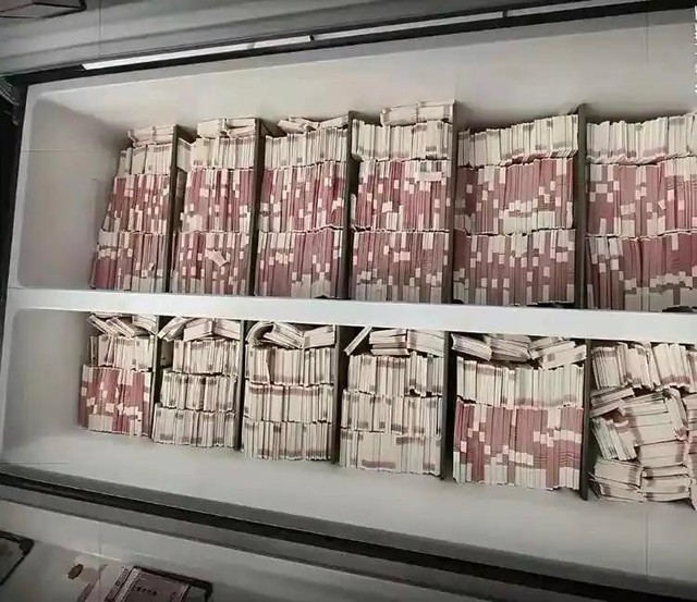 Phát hiện 6kg vàng và hơn 149 tỷ đồng tiền mặt nằm vương vãi trong biệt thự của người đàn ông chỉ tốt nghiệp hết cấp 2