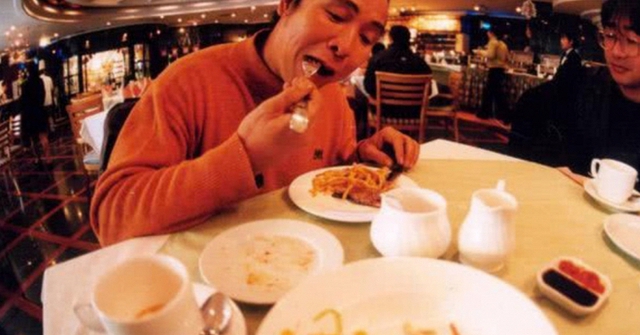 Mạch máu không chịu nổi "kẻ thù" này: 5 thói quen sau khi ăn no âm thầm khiến đột quỵ trầm trọng hơn