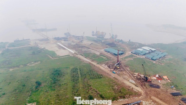 Cận cảnh công trường cầu Hồng Hà gần 10.000 tỷ đồng bắc qua sông Hồng - Ảnh 1.