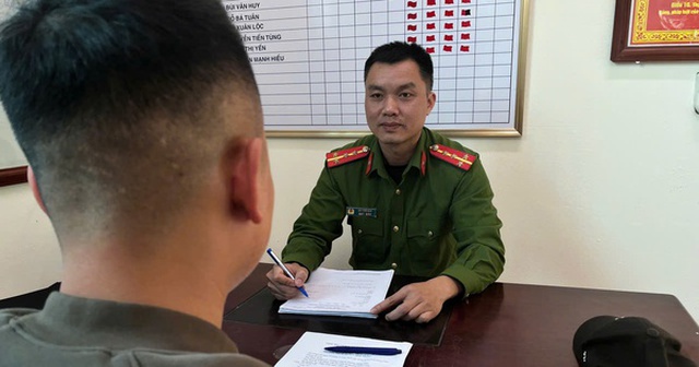 Công an phường Hồng Châu kịp thời ngăn chặn anh N.M.T nộp tiền vào các trang web lừa đảo