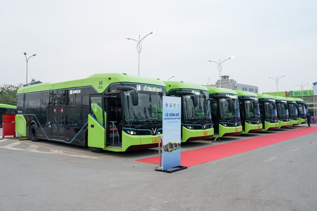 Sáng nay, tỷ phú Phạm Nhật Vượng vừa "bán" được 111 xe buýt điện - Ảnh 1.