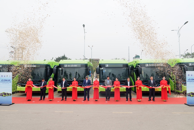 Sáng nay, tỷ phú Phạm Nhật Vượng vừa "bán" được 111 xe buýt điện - Ảnh 2.