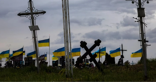 Chân dung những người lính Ukraine tử trận được xếp dọc lối vào tòa thị chính Hoshcha. Ảnh: Reuters