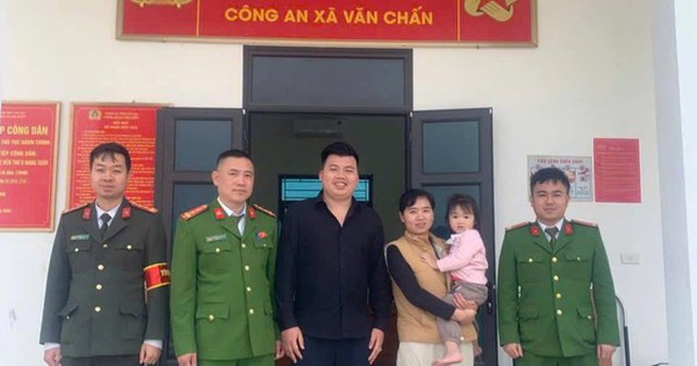 Công an xã Văn Chấn tổ chức xác minh và phối hợp trao trả số tiền lại cho chủ sở hữu.