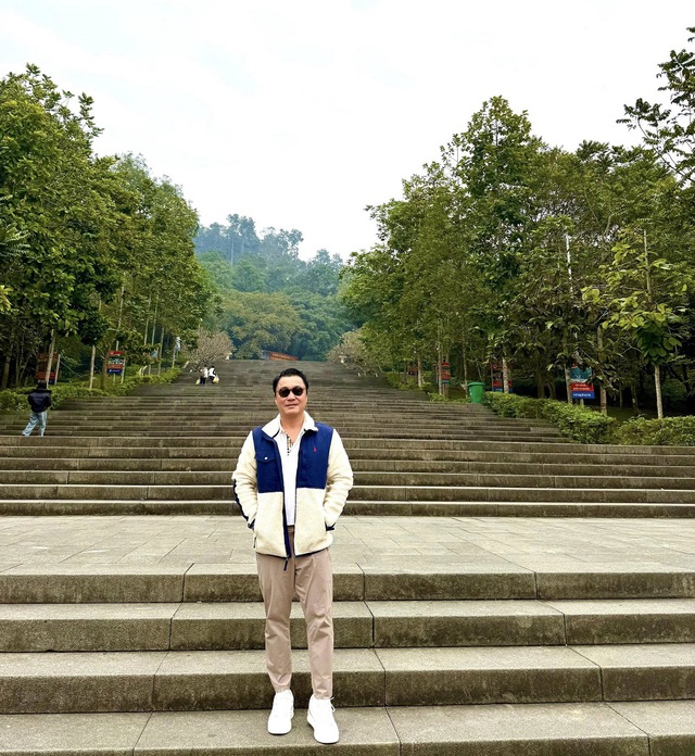 Ngoại hình tài tử U60 chưa vợ, ở biệt thự TP.HCM vài chục tỷ, đưa hết tiền cho mẹ giữ