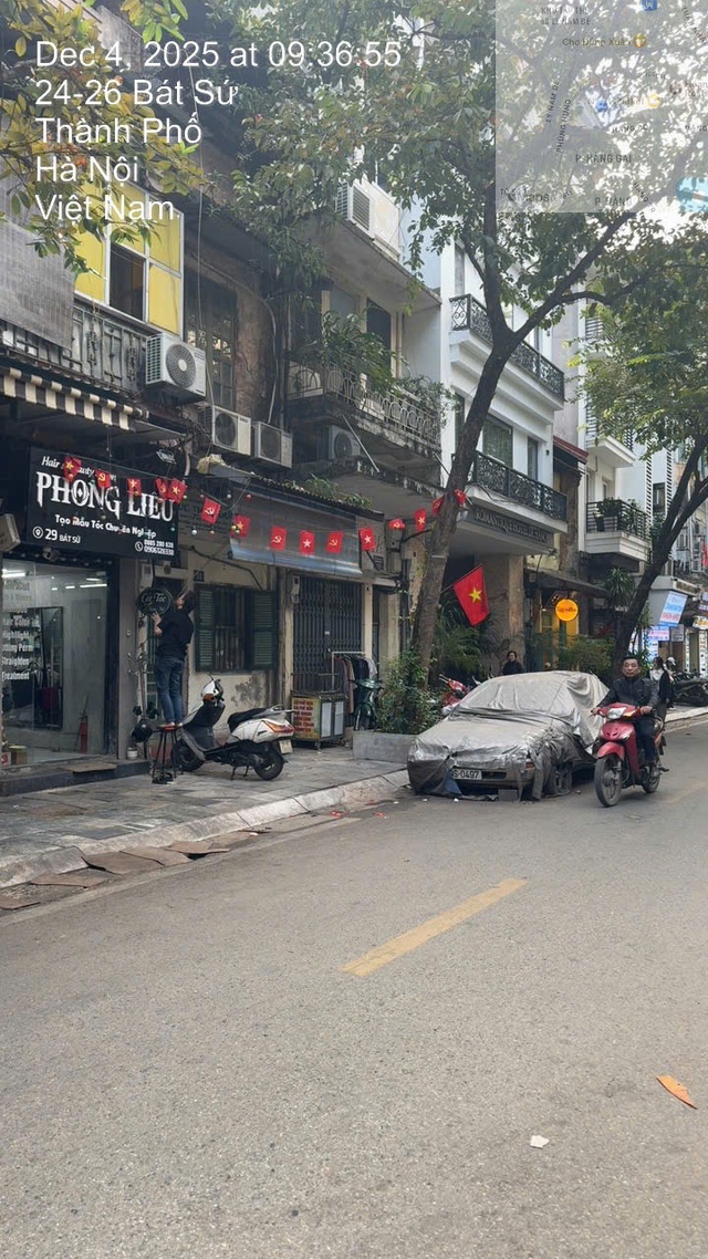 Ô tô phủ bạt "nằm lì" 4 năm trên phố Bát Sứ: Một người đàn ông ra làm việc với công an