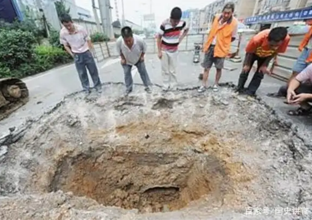 Công trường dừng thi công khẩn cấp vì máy xúc đào trúng vật cứng, kho báu hơn 11.000 tỷ đồng dưới hố sâu 2m được đào lên