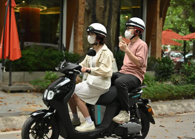 Vợ chồng mượn xe của nhau để di chuyển có bị phạt lỗi "đi xe không sang tên đổi chủ"?