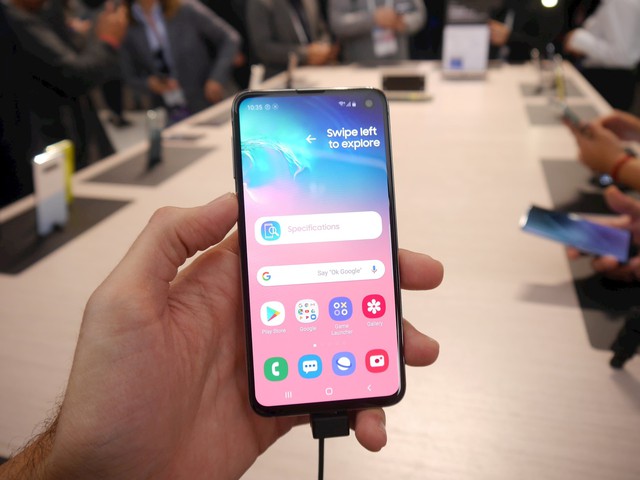 Khen thì lắm mà chê cũng nhiều, vậy tại sao ra cửa hàng "cứ 3 người lại có 1 người" mua điện thoại Samsung?