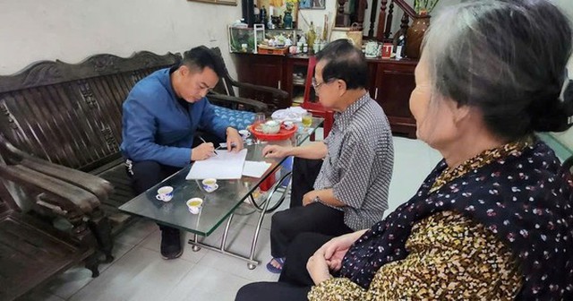 Công an phường Thành Đông giải thích cho ông B.V.B về thủ đoạn của các đối tượng lừa đảo