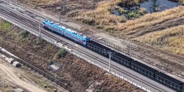 Phát hiện 7 đoàn tàu Trung Quốc chở 35 nghìn tấn hàng, di chuyển sát nhau, kết nối bằng tín hiệu không dây - Ảnh 1.