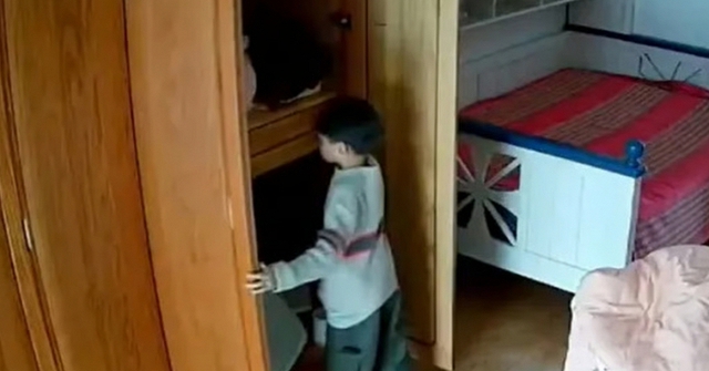 Bố mẹ lén xem camera nhiều giờ, sốc nặng vì điều lạ con trai lén lút làm